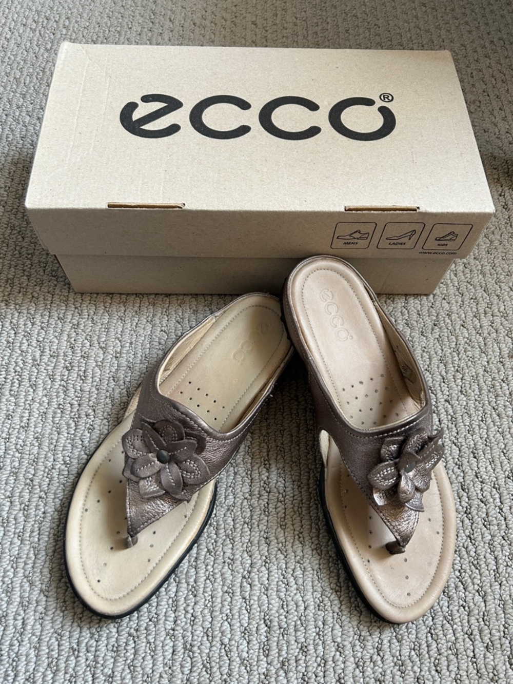 Ecco Women's Tan/Brown Leather Flower Thong Sandals